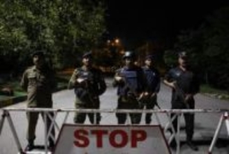 パキスタン厳戒、武装兵が巡回　市民「全人類のため成功を」