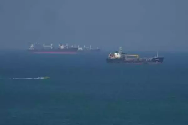 イラン、UAEにミサイル攻撃　米国の海峡通過措置に対抗か