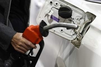 政府、ガソリン補助に6千億円　1リットル170円で負担軽減