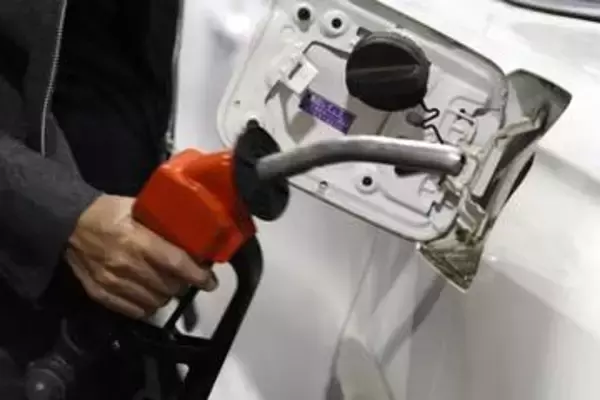 政府、ガソリン補助に6千億円　1リットル170円で負担軽減