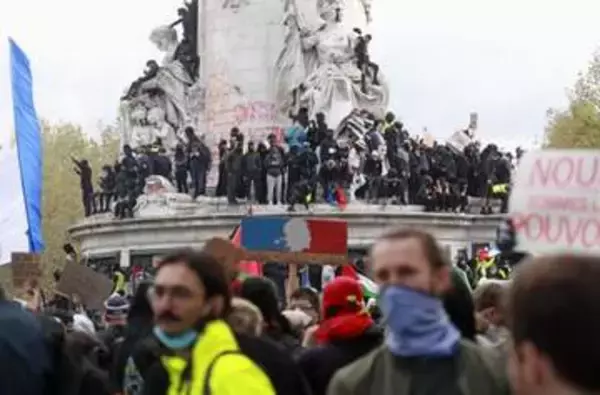 仏で55万人デモ、暴動や放火　物価高や教育巡り、市庁舎全焼