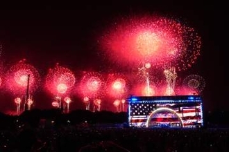米軍機飛行、「最大」花火　建国250年、反対デモも