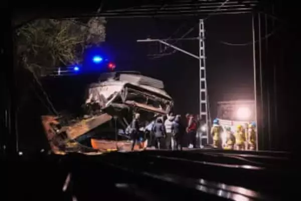 スペインまた列車脱線、1人死亡　バルセロナ近郊、線路に擁壁崩落
