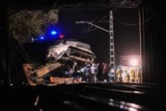 スペインまた列車脱線、1人死亡　バルセロナ近郊、線路に擁壁崩落