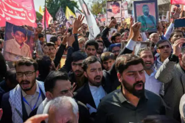 パキスタンが武装勢力攻撃　アフガン東部、数十人死傷