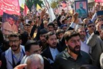 パキスタンが武装勢力攻撃　アフガン東部、数十人死傷