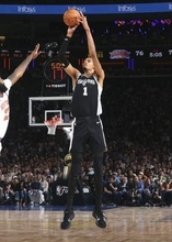 スパーズが初勝利　NBA、トランプ氏観戦