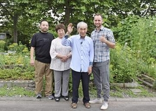 ロシア侵攻避難の邦人、孫と再会　ウクライナから来日