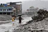 「ネパール土石流「集落死んだ」　泥まみれ廃墟、茶色い濁流」の画像1