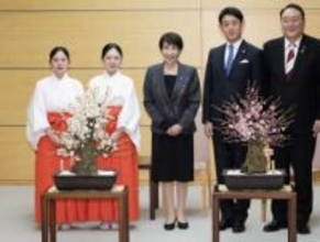 首相、太宰府「梅の使節」と面会　受験生に「良い春を」