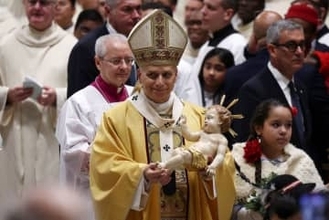 教皇「信者は平和担って」　クリスマスイブミサで訴え