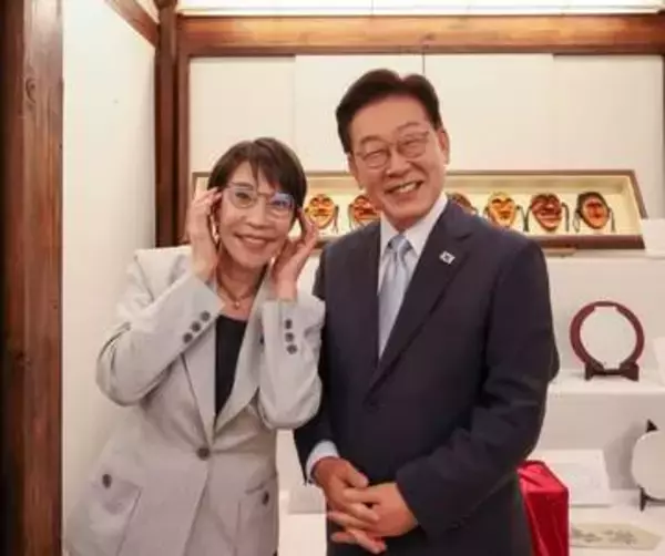 首相、鯖江眼鏡を贈呈　韓国大統領と記念撮影