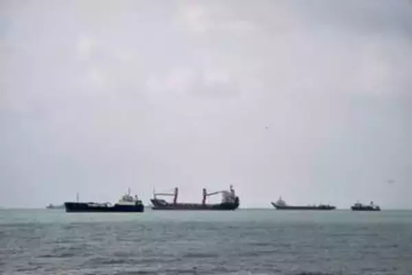 米軍、海峡で機雷除去の秘密作戦　夜間に特殊部隊、潜水士投入