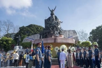 マルコス独裁体制打倒から40年　フィリピン、祝日除外に市民憤り