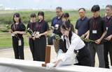 「高校生ら、硫黄島で献花　「戦後」作文入賞し訪問」の画像1