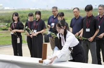 高校生ら、硫黄島で献花　「戦後」作文入賞し訪問