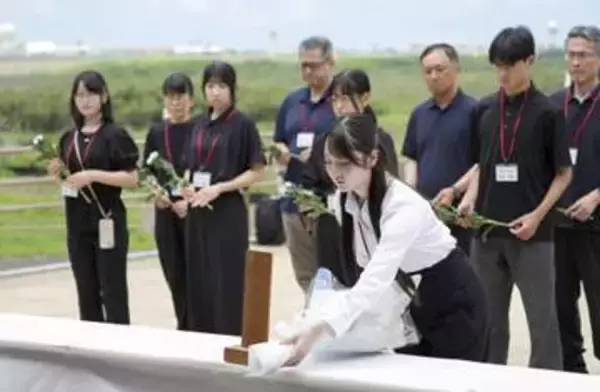 高校生ら、硫黄島で献花　「戦後」作文入賞し訪問