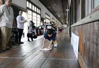 日本一長い廊下で雑巾がけレース開催　根強い人気、愛媛・西予の宇和米博物館