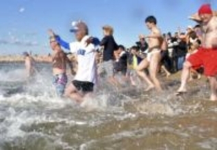 100回目の新春初泳ぎ、和歌山　0～75歳230人が水しぶき