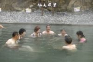 河原に湯煙「仙人風呂」、和歌山　川湯温泉、冬限定オープン