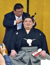「寂しさはない」涙は見せず　32歳の元幕内大翔鵬が断髪式