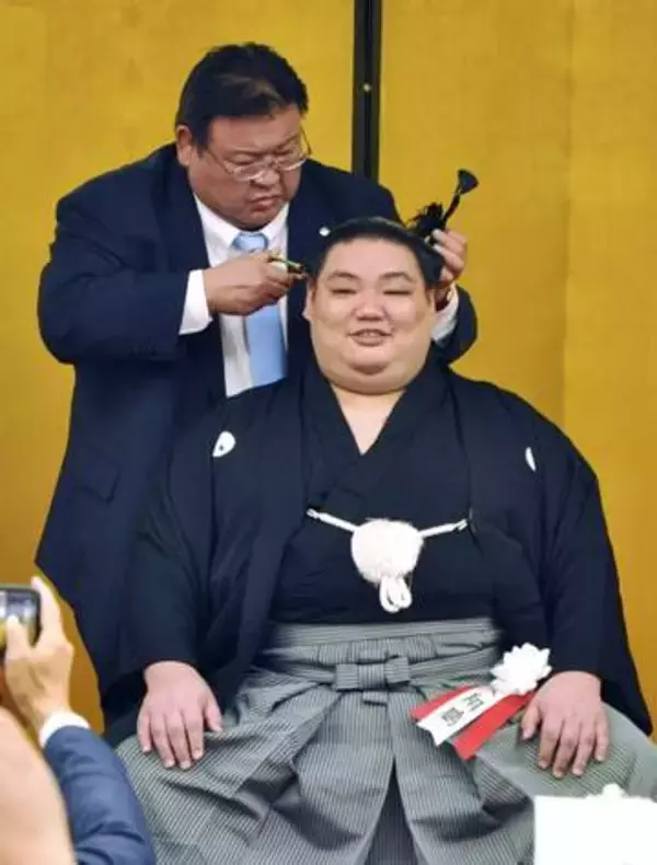 「寂しさはない」涙は見せず　32歳の元幕内大翔鵬が断髪式