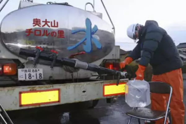 山陰地震、復旧作業が本格化　鳥取で給水車、知事視察