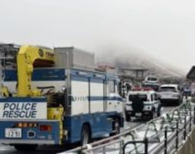 阿蘇山火口、不明ヘリの捜索続く　付近は濃霧、搭乗の3人安否不明