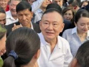 タイ、タクシン元首相を仮釈放　収監8カ月