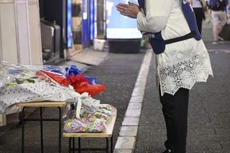 娘2人失った母、現場で追悼　歌舞伎町ビル火災から25年
