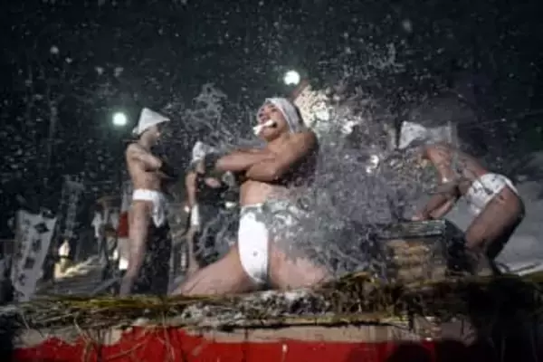 北海道で冷水浴びせ豊漁豊作祈る　190年以上続く真冬の神事