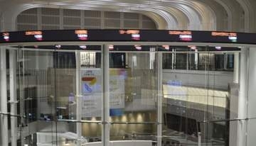 東証、午前終値6万9523円　米株安影響、半導体に売り