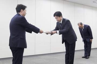 総務省、KDDI厳重注意　メール、パスワード漏えいで