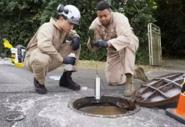マンホールから白い泡、宜野湾市　米軍普天間飛行場近く