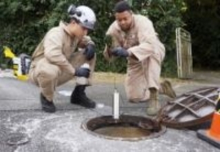 マンホールから白い泡、宜野湾市　米軍普天間飛行場近く