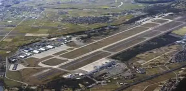 小松空港、滑走路に亀裂見つかる　航空機の離着陸に影響