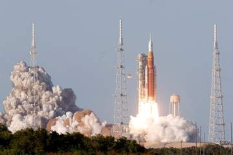 53年ぶりに有人月周回飛行　米とカナダの4人、史上最遠へ