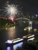 「水の都、100隻の船渡御　花火3千発、大阪・天神祭」の画像1