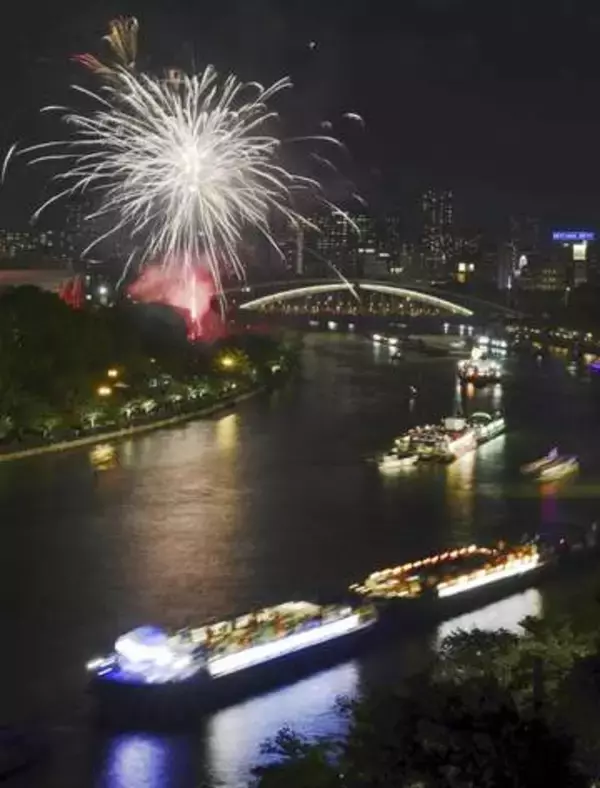 水の都、100隻の船渡御　花火3千発、大阪・天神祭