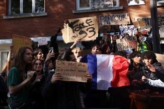 警察の手りゅう弾で高校生手失う　フランス北部、学校封鎖デモで