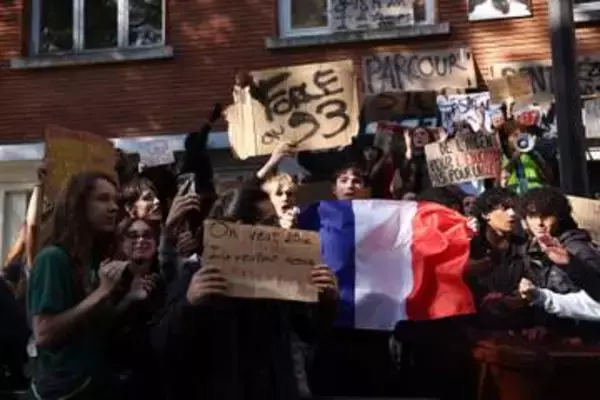 警察の手りゅう弾で高校生手失う　フランス北部、学校封鎖デモで