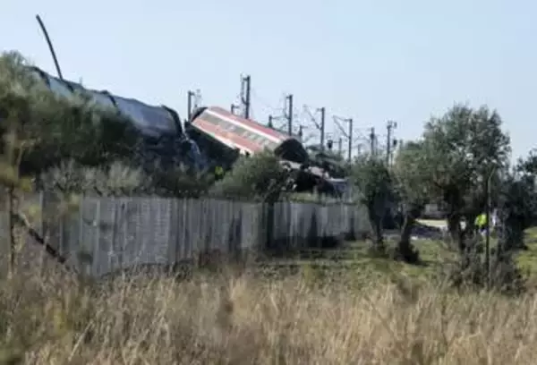 スペインで列車事故、68人死亡　高速鉄道が追突、斜面転落