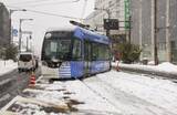「路面電車脱線、けが人なし　富山・高岡、雪影響か調査」の画像1