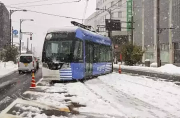 路面電車脱線、けが人なし　富山・高岡、雪影響か調査