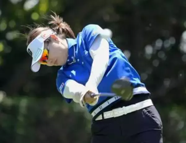福山恵梨が首位浮上、女子ゴルフ　サロンパスカップ第3日