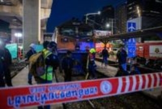 タイで列車とバス衝突、8人死亡　バス炎上、30人以上が負傷