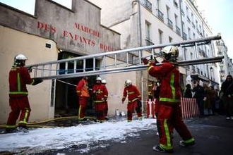 パリ最古の屋内マルシェが全焼　17世紀開設