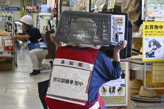 高知で地震訓練、買い物客参加　姿勢低く、頭を守り動かない