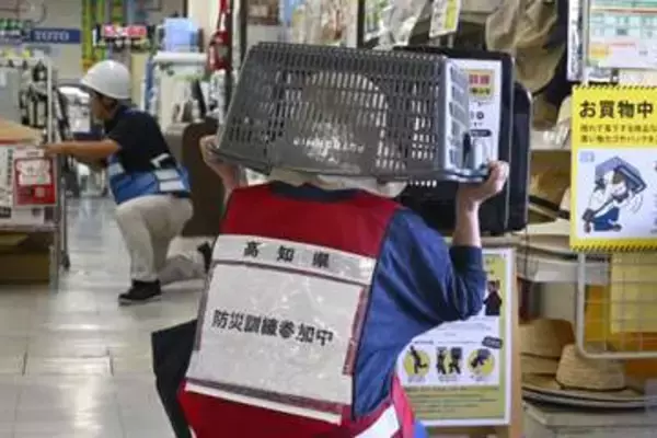 高知で地震訓練、買い物客参加　姿勢低く、頭を守り動かない