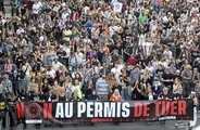 フランス警察の武器使用巡りデモ　各地で数万人参加、衝突発生